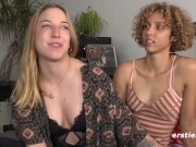 Berlinerinnen spielen mit einem Doppeldildo 8/16