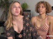 Berlinerinnen spielen mit einem Doppeldildo 9/16