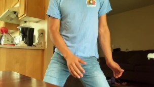 Quiero bailar contigo y desvestirnos al ritmo de la música