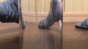 【水中射精】透明な水筒の中に水中射精しちゃいました