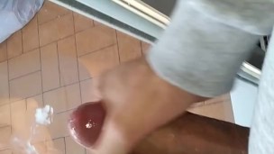 日本のゲイの男の子は彼の隣人の前で彼の巨大なコックを絞る、窓に絶頂、スパイ、盗撮、ゲイの男の子の良い体、ゲイの男、ゲイのポルノ、ゲイのクソ、口の中でゲイの精液