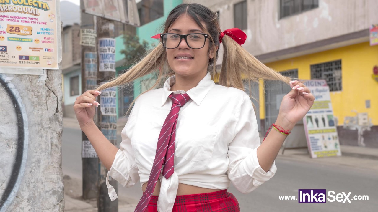 Tímida menina de escola fode por algum dinheiro