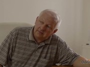 DADDY4K. Viejo tramposo tiene una pareja agradable con nuera ingenua 1/16