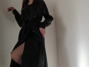 СТРИПТИЗ КРАСОТКИ В СЕТЧАТЫХ ЧУЛКАХ. ОНА ЛЮБИТ ПОКАЗЫВАТЬ ДЕВСТВЕННЫЕ ДЫРКИ 1/16