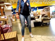 MILF exhibe ses seins dans un magasin 10/16