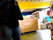 MILF exhibe ses seins dans un magasin 12/16