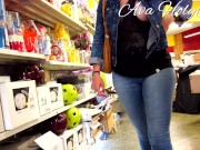 MILF exhibe ses seins dans un magasin 15/16