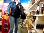 MILF exhibe ses seins dans un magasin 16/16