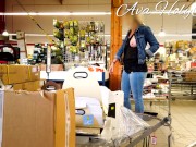 MILF exhibe ses seins dans un magasin 7/16
