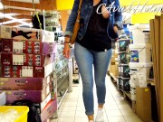 MILF exhibe ses seins dans un magasin 8/16