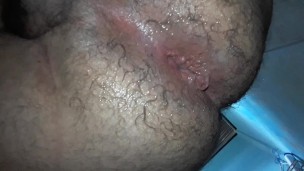 Me meto un pepino y me corro por el culo.