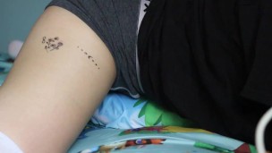 femboy vers le bas mauvais gémit comme une chienne en baisant un oreiller