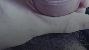 Punheta e gozada de noite na cama