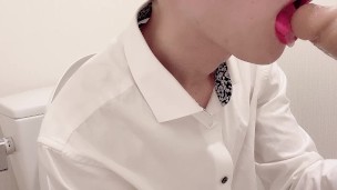 【BL】トイレ中にフェラして欲しいと言われフェラするイケメン社会人