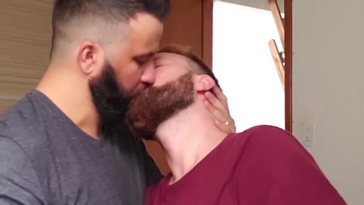 Two men kissing - RedTube