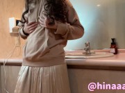 【個人撮影】両親が近くにいるのに実家の洗面所でオナニーしちゃう変態！ - Screenshot 3 of 16 - 美女