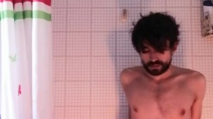 Me hago una rica paja en la ducha hasta sacarme toda la leche