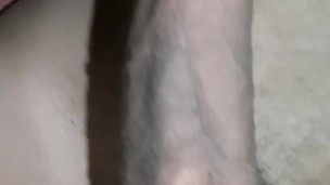 🍆Chico real de 18 años con una enorme polla latina afeitada en la habitación de la universidad mues