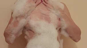 FTM taquine, pince, flicks, se gratte et s’étouffe avant de jouer avec un vibromasseur