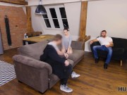 HUNT4K. Cutie seducente succhia e cacciatori di pecorina cazzo di fronte al maritino arrabbiato 7/16