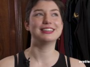 Süße 24-Jährige hat viel Spaß beim Masturbieren 13/16