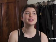 Süße 24-Jährige hat viel Spaß beim Masturbieren 15/16