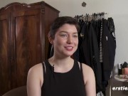 Süße 24-Jährige hat viel Spaß beim Masturbieren 2/16