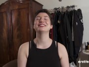 Süße 24-Jährige hat viel Spaß beim Masturbieren 8/16