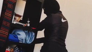 Ladrona se mete a robar a mi cuarto y me termina cogiendo!