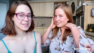 Anca descend sur son Blonde ami