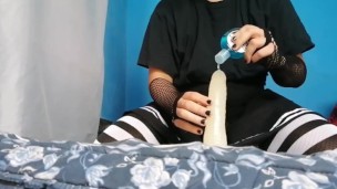 femboy gótico jugar con un gran dildo