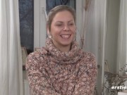 Blondine fühlt sich wohl beim Masturbieren 11/16
