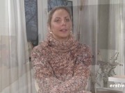 Blondine fühlt sich wohl beim Masturbieren 3/16