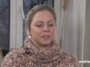 Blondine fühlt sich wohl beim Masturbieren 7/16
