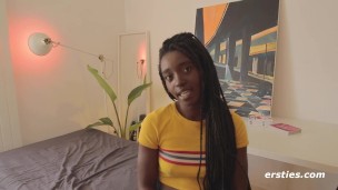 Eve brinca com sua buceta molhada