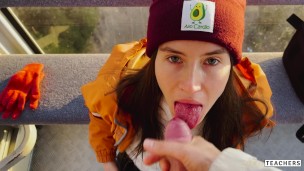 Estranha safada me seduziu com um boquete público no teleférico da montanha e implorou para gozar