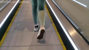 Random fan gets to watch me pee in shopping mall