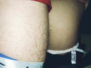 A escondidas de mi suegra me follo a su dulce hija y me vengo en sus nalgas; ¡por poco y nos atrapa! 11/16