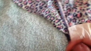 Me vengo bien rico en la tanga sucia de mi vecina