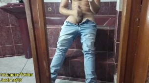 Cachondo latino pajeandose su verga gruesa en el espejo del baño