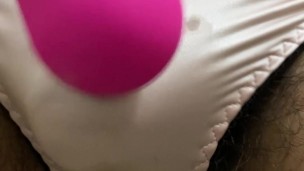 女性用下着から零れる精液！！
