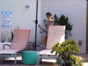 DADDY4K. Chica engaña a su novio con su padrastro en la piscina al aire libre 1/16