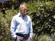 DADDY4K. Chica engaña a su novio con su padrastro en la piscina al aire libre 5/16