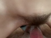 Волостая киска скачет на члене, кончаю на её ножки 3/16