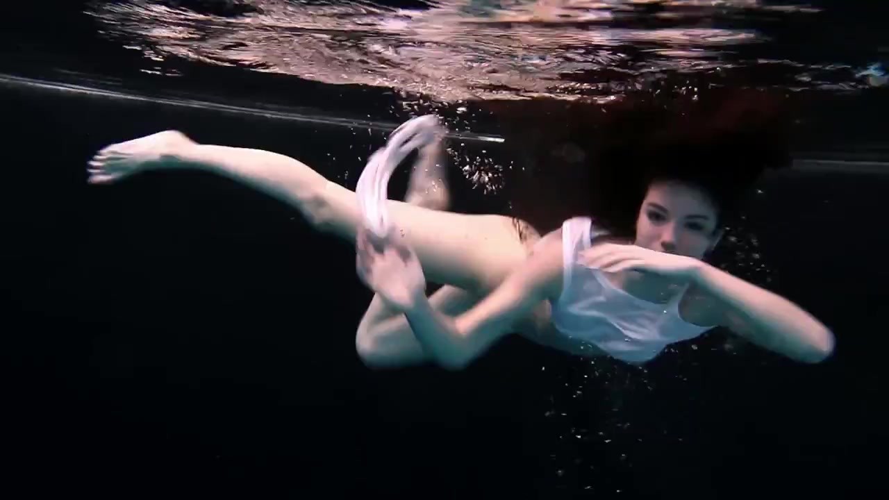 最もホットなひよこは水中でヌードを泳ぐ - RedTube