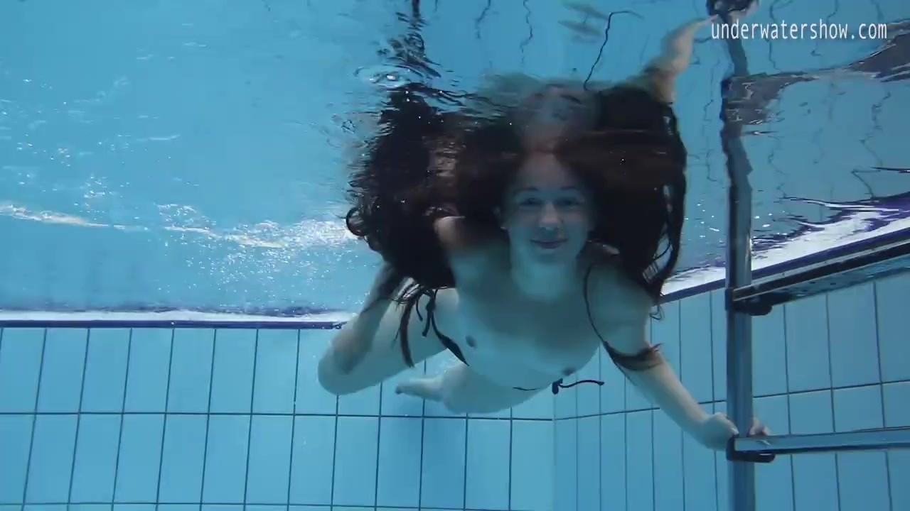 最もホットなひよこは水中でヌードを泳ぐ - RedTube