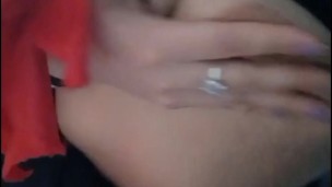 Colegiala caliente le manda un video a su amigo, quiere recibir verga