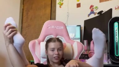 Thicc ass pawg pretzel folds in gaming chair with octopus dildo play 