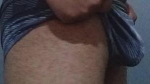 compañera me pone caliente y me masturbo en el baño