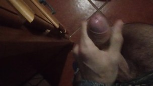 Me vengo todo, me corro el el suelo